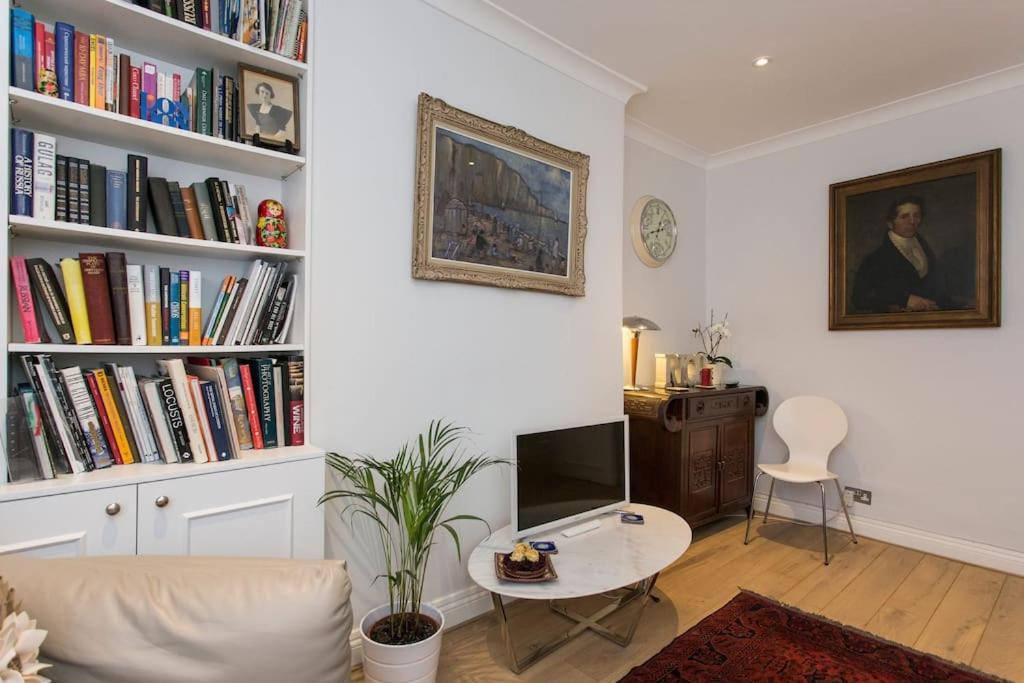 2 Bed Flat Near Westfield, West Apartamento Londres